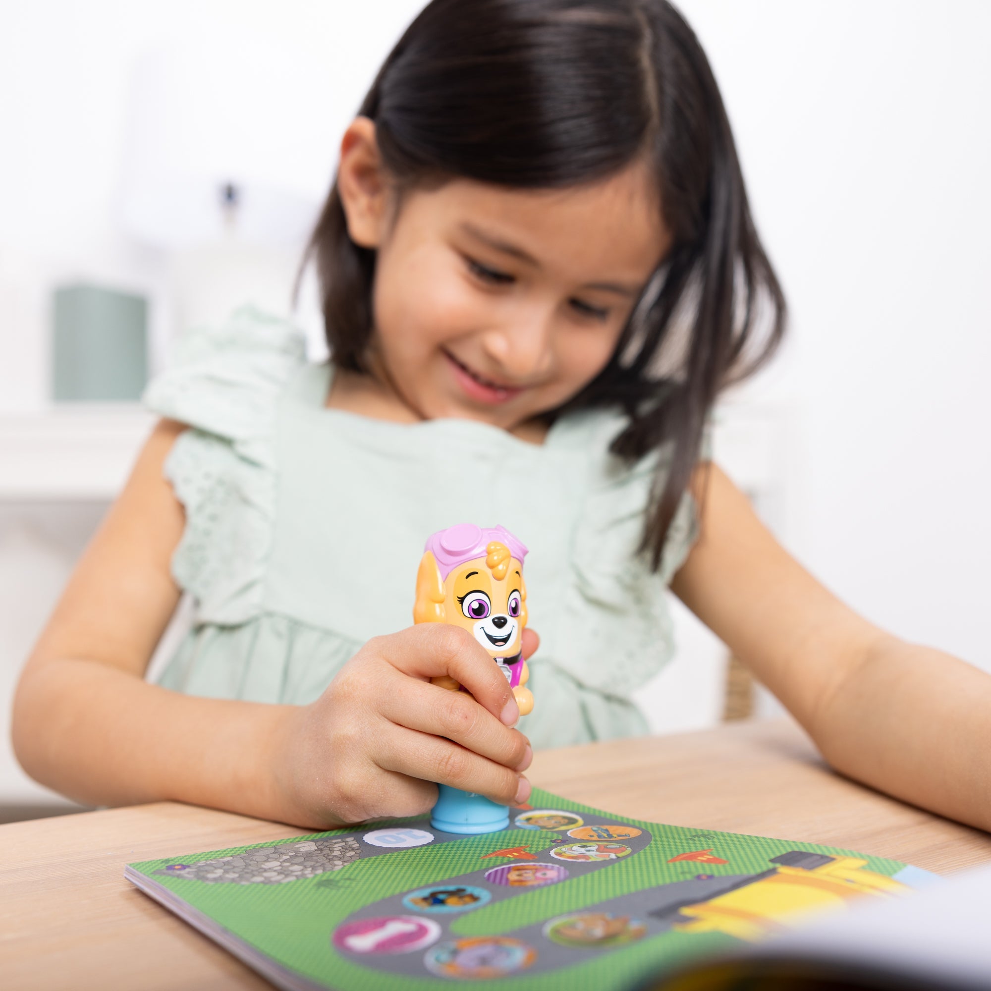 Sticker WOW!™ PAW Patrol Skye Bundle: Activity Pad & Sticker Stamper + Mini Activity Pad and 200 Refill Stickers